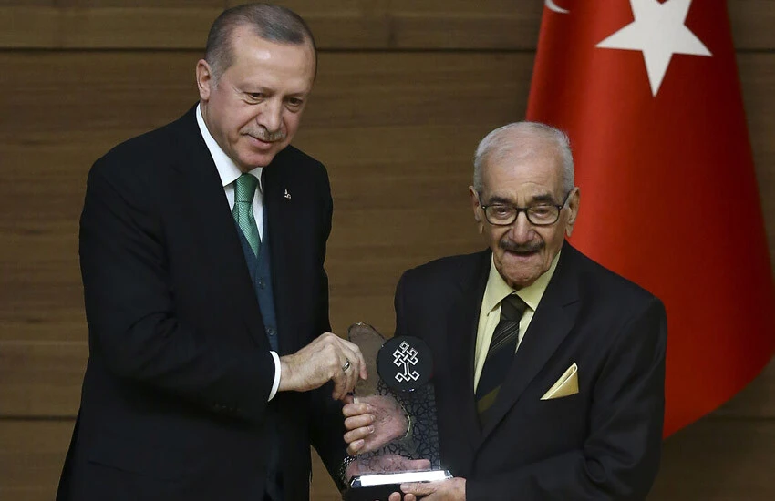 Safa Önal, 2018'de Kültür Sanat Özel Ödülleri'nde 'Sinema' dalında verilen ödülü Cumhurbaşkanı Erdoğan'ın elinden almıştı.