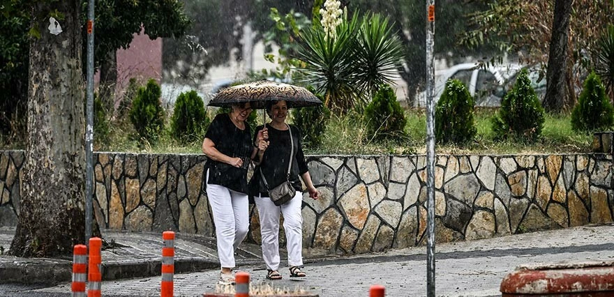 Bir tarafta güneş bir tarafta yağmur! Sıcaktan kavrulan bölgelere Meteoroloji'den sağanak uyarısı