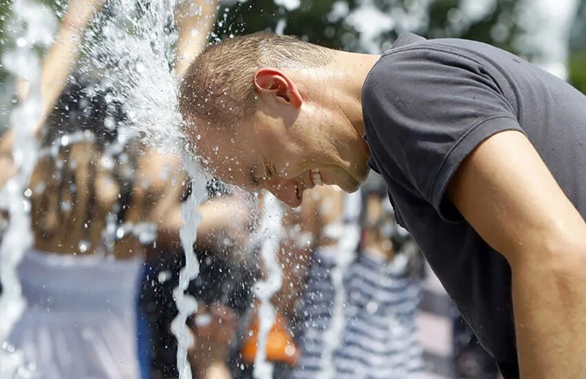 Güney Kore'de aşırı sıcak havalar vatandaşları olumsuz etkiliyor.