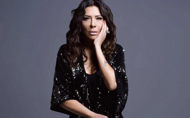 Saçsız fotoğraflarını paylaşmıştı! Işın Karaca sahneden gönderme yaptı: ‘Ne tornacılar şarkıcı oldu’