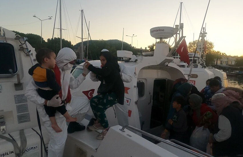 Ayvalık'ta Sahil Güvenlik ekipleri, 32 düzensiz göçmeni ele geçirdi.