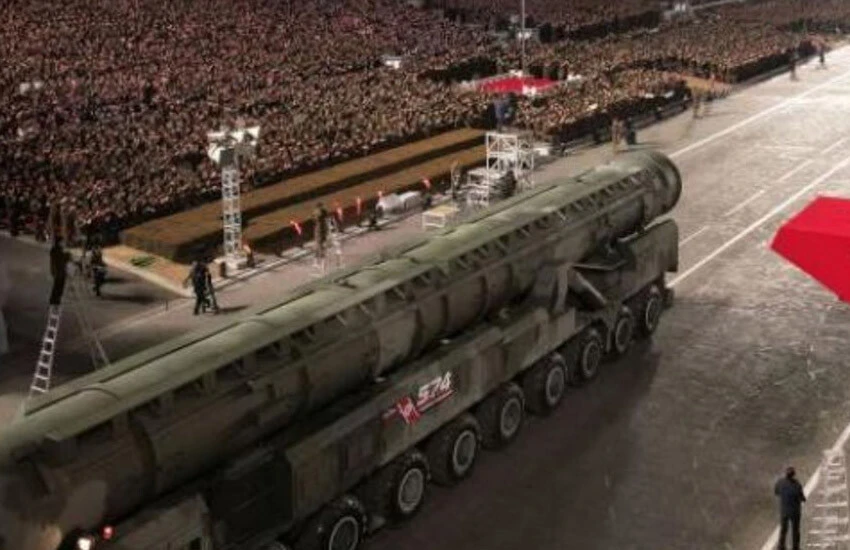 Kuzey Kore'nin askeri töreni bölgedeki tansiyonu yükseltti.