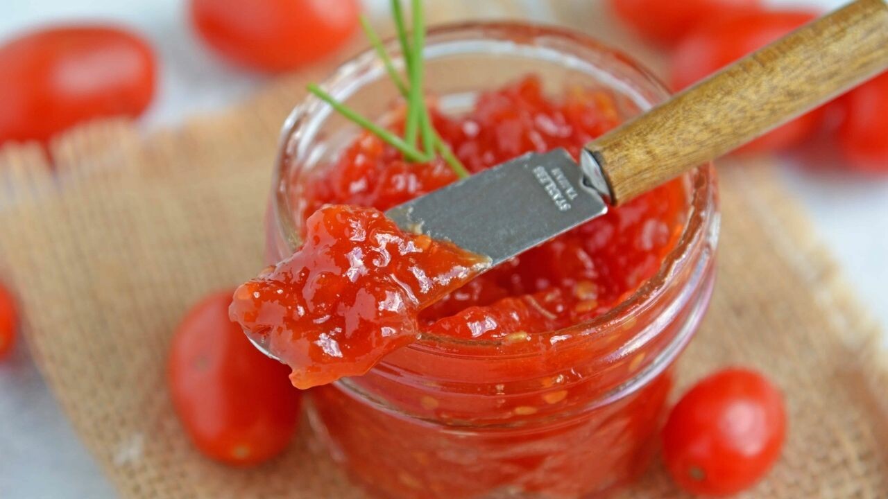 Meyvelerin sonradan ortaya çıkan kardeşi domatesin bir de reçelini deneyin! İşte mevsimin favori reçel tarifi…