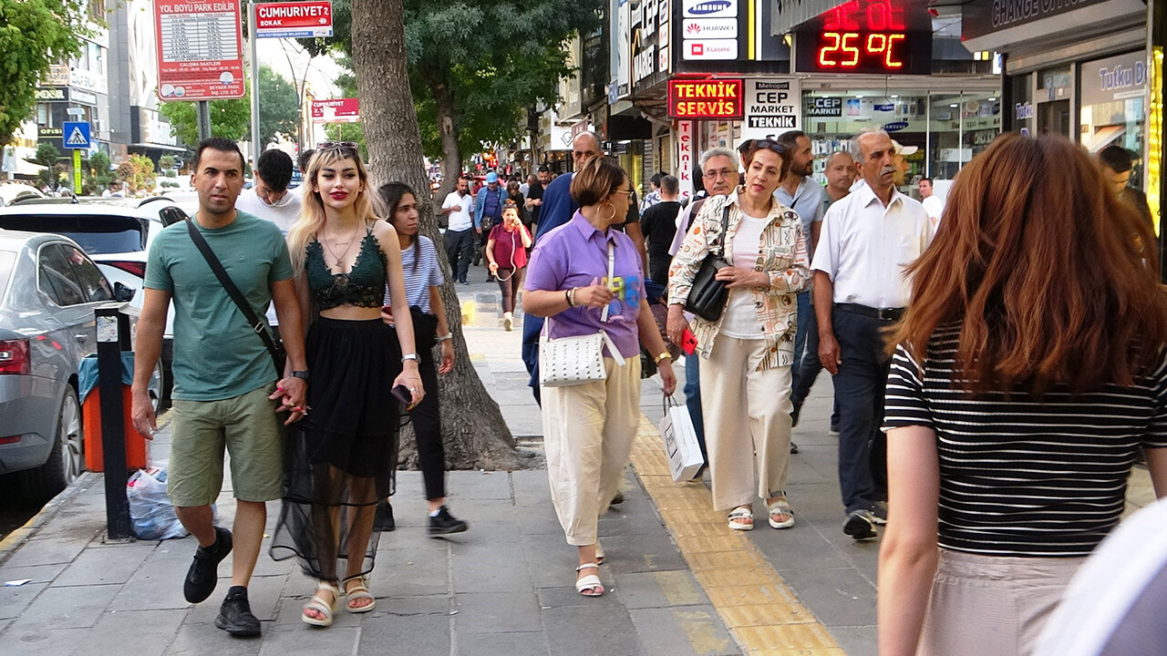 Burası Antalya değil Van! Turistler akın akın geliyor, caddeler doldu taştı!