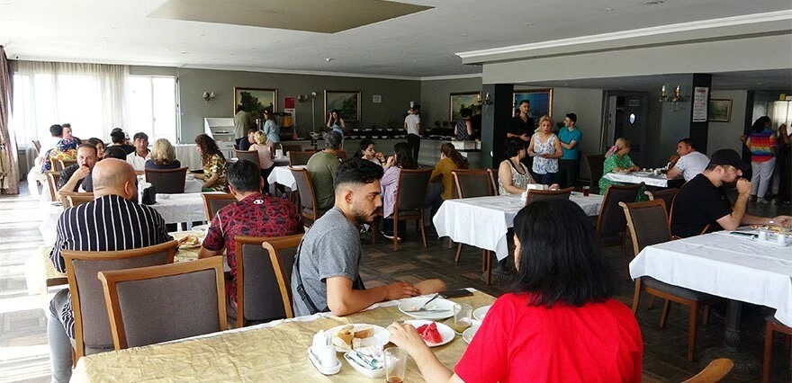 Burası Antalya değil Van! Turistler akın akın geliyor, caddeler doldu taştı!