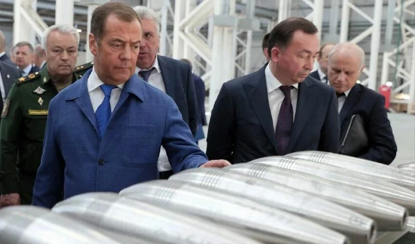 Medvedev'den alenen tehdit: Dünya nükleer alevler içinde kalır!