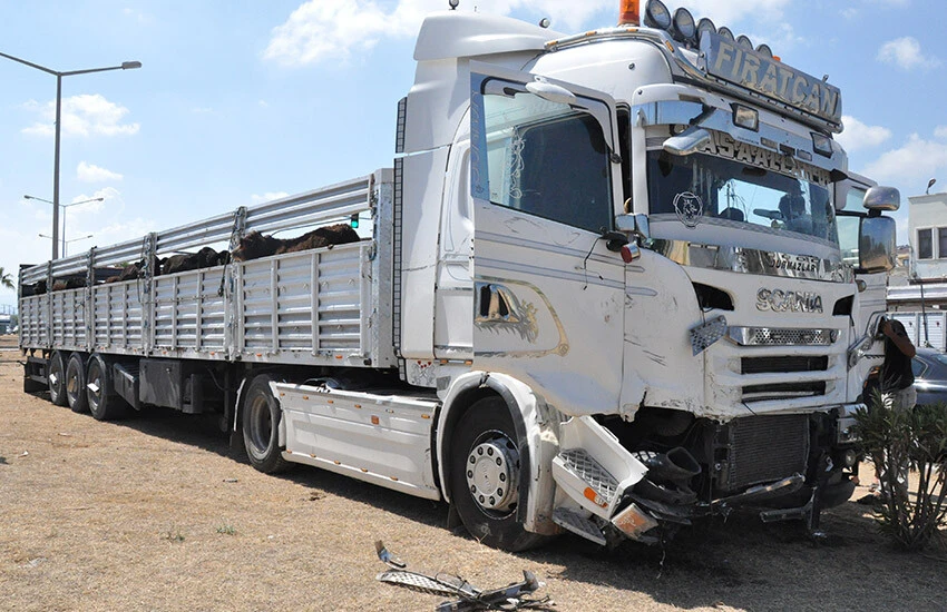 Mersin'de tır ile hafif ticari araç çarpıştı: 5 yaralı