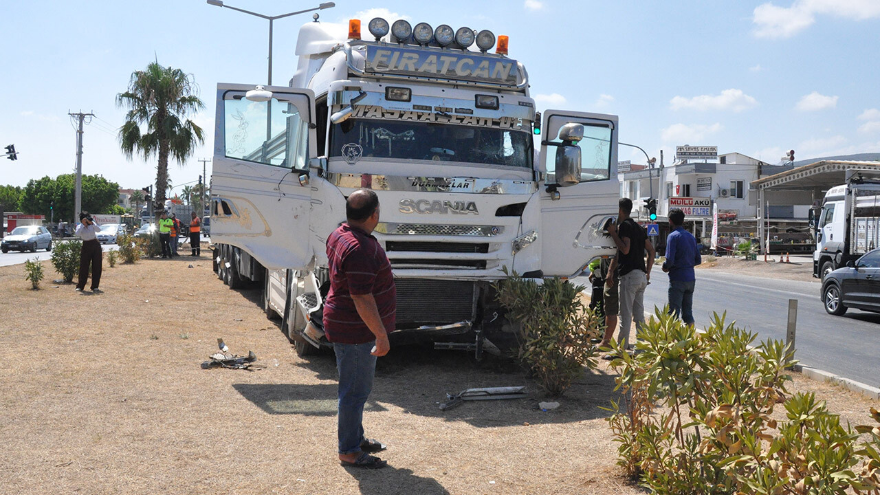 Mersin'de tır ile hafif ticari araç çarpıştı: 5 yaralı