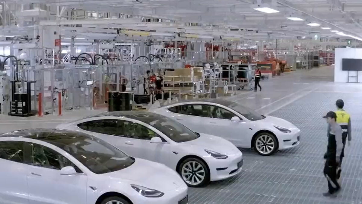 40 saniyede otomobil üretiliyor: Tesla fabrikasından &#039;yok artık&#039; dedirten video geldi!