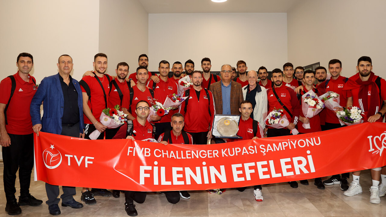 Şampiyon Filenin Efeleri yurda döndü