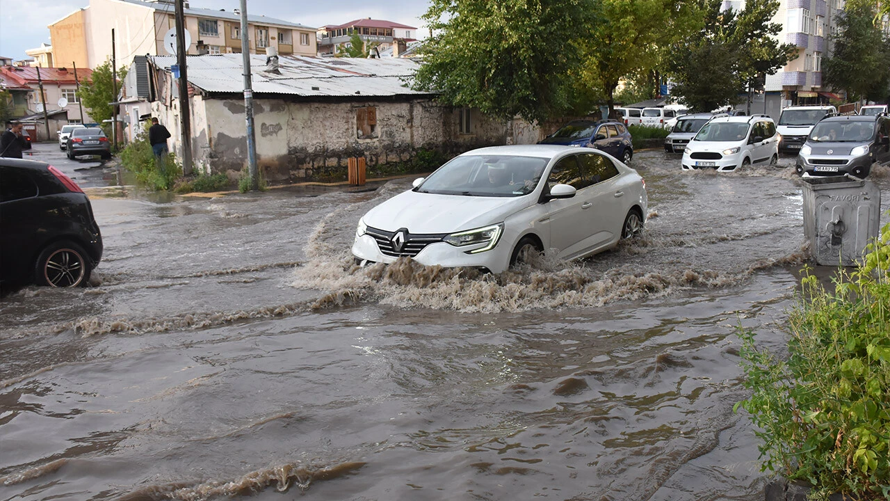 Türkiye sıcaktan kavrulurken Kars'ta sağanak ve dolu hayatı felç etti, caddeler göle döndü