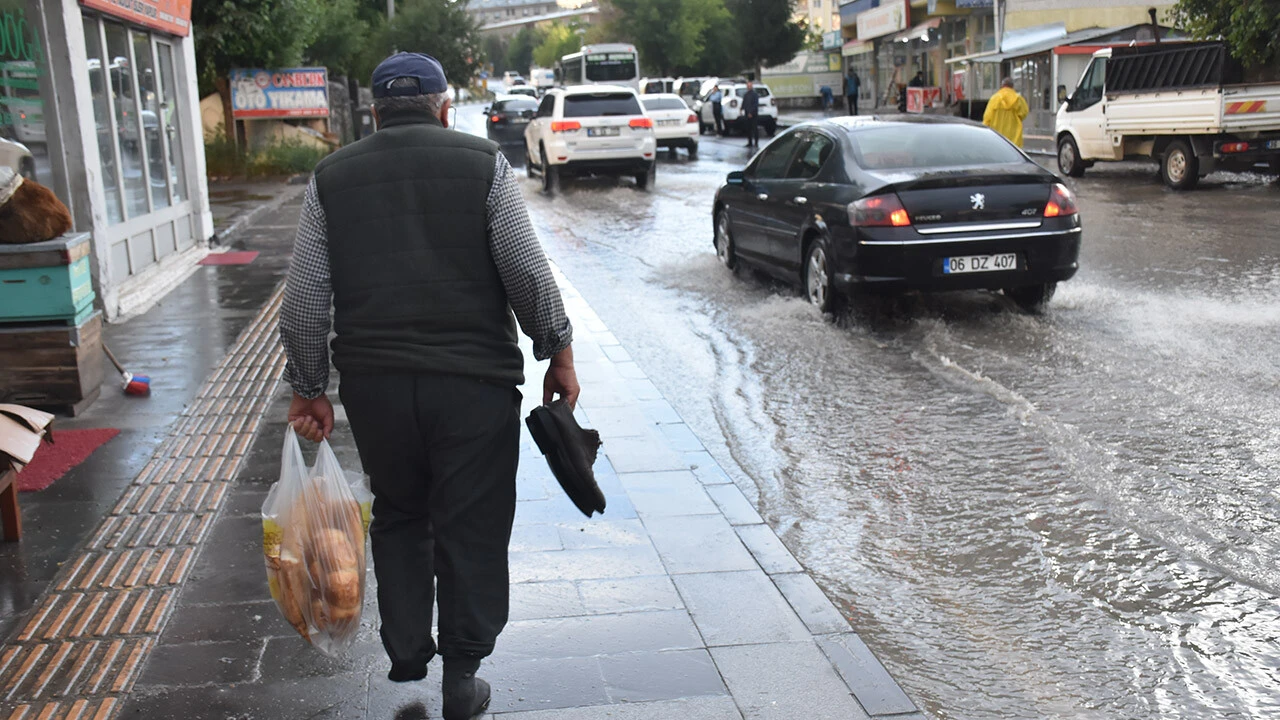 Türkiye sıcaktan kavrulurken Kars'ta sağanak ve dolu hayatı felç etti, caddeler göle döndü