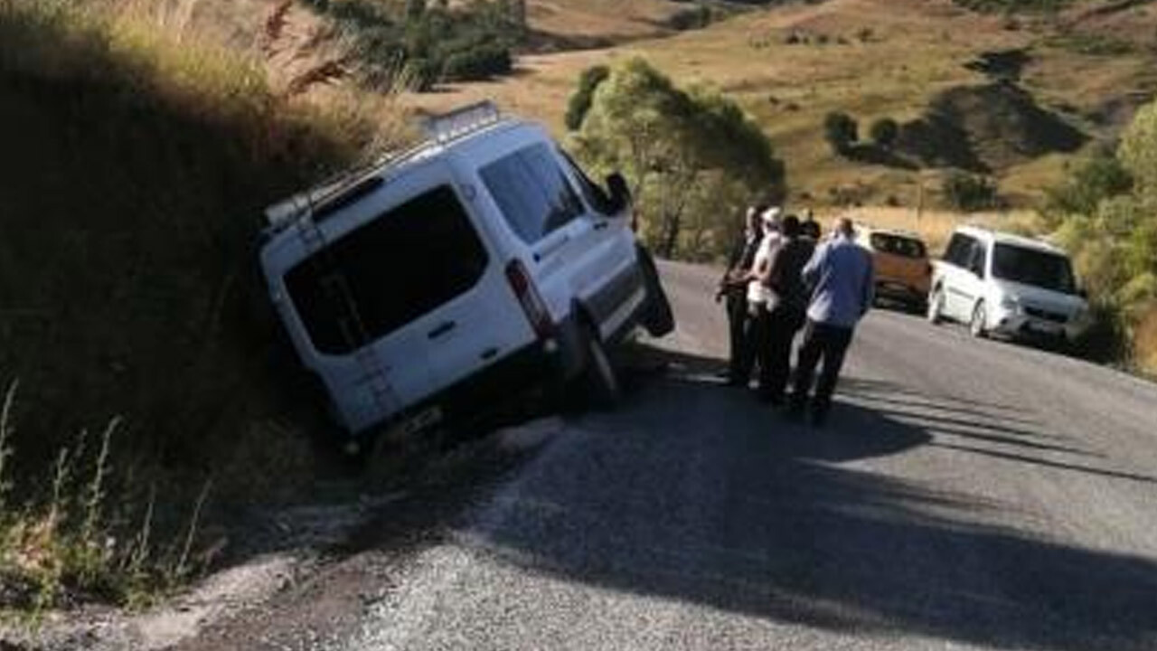 Bingöl&#039;de minibüs şarampole devrildi: 12 yaralı