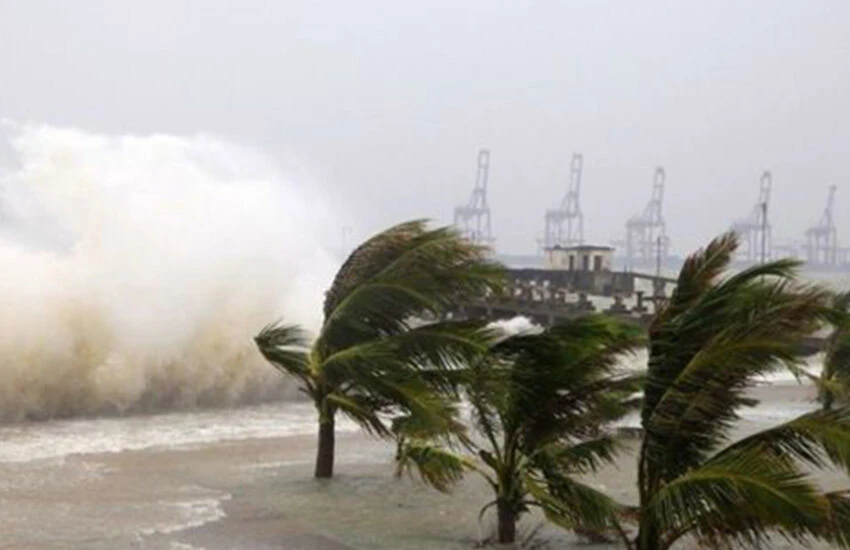Japonya'da Khanun Tayfunu sebebiyle uçuşlar iptal edildi