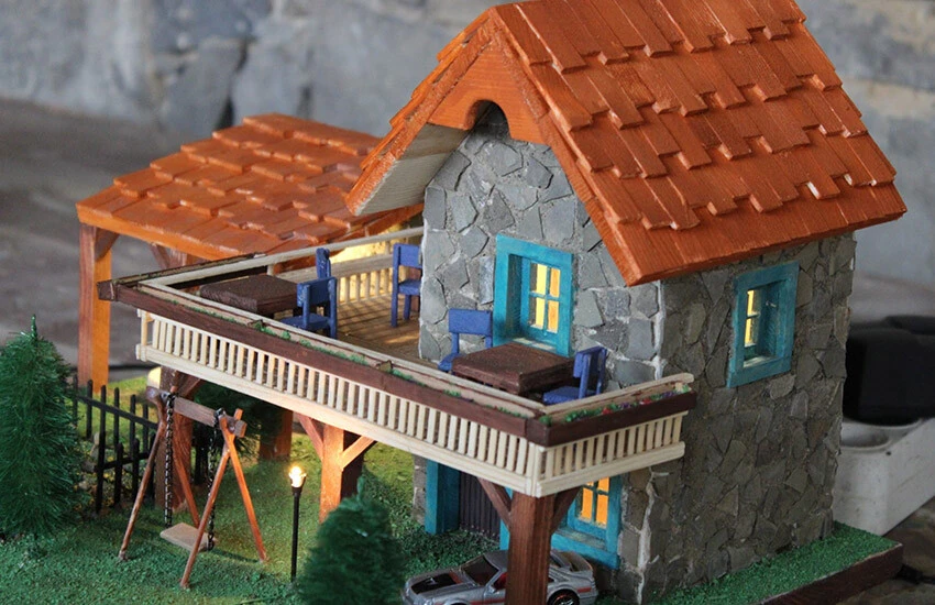 Doğadan topladığı malzemeleri makete dönüştürüyor