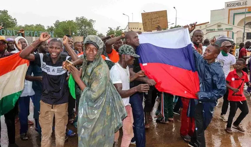 Protestolar tahliyeyi de beraberinde getirdi! Fransa Nijer'den ayrılıyor