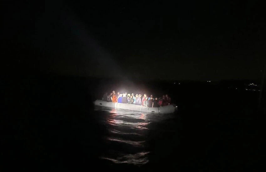 Çanakkale'de ölüme terk edilen 80 kaçak göçmen kurtarıldı