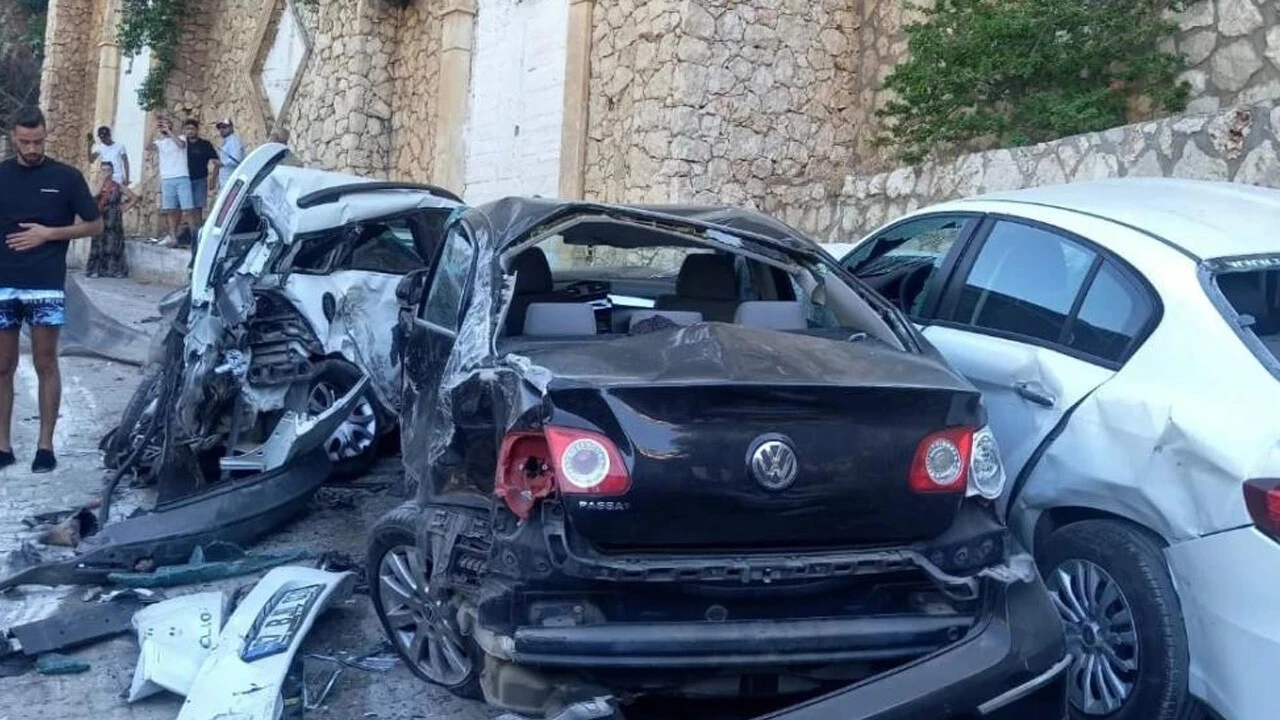 Kontrolden çıktı, ortalık savaş alanına döndü: Beton mikseri Önüne ne çıktıysa ezdi geçti