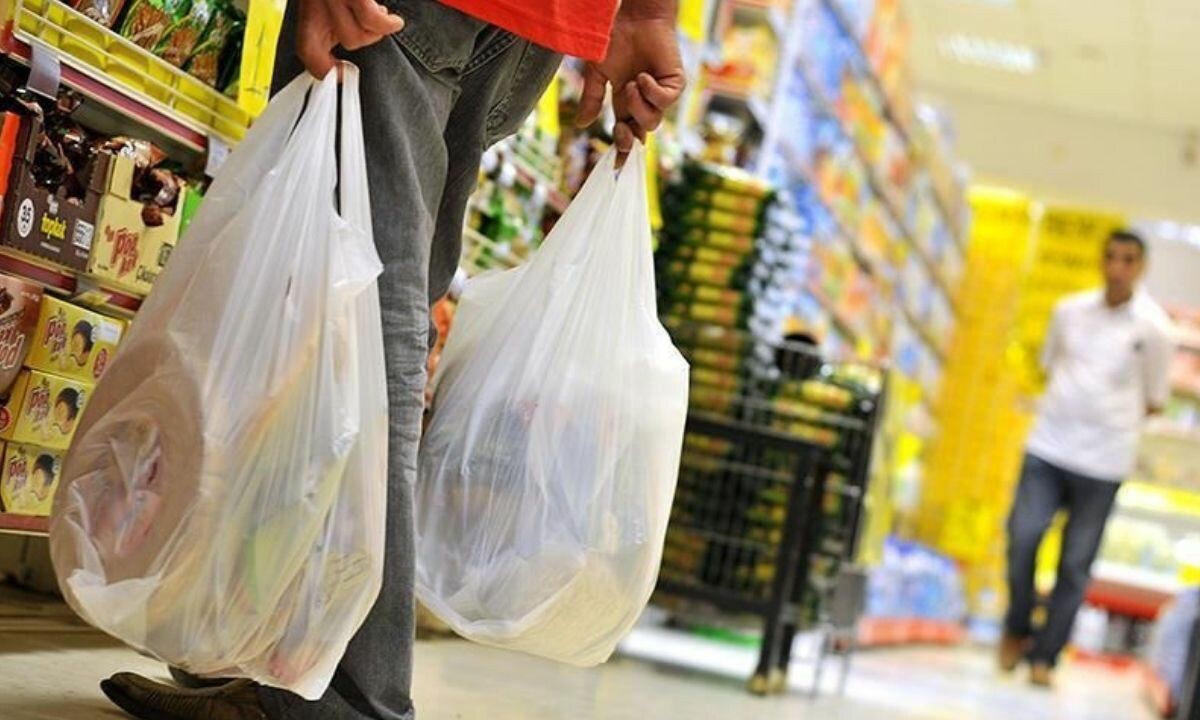 Marketlerde plastik poşet ücreti 25 kuruş olarak devam edecek