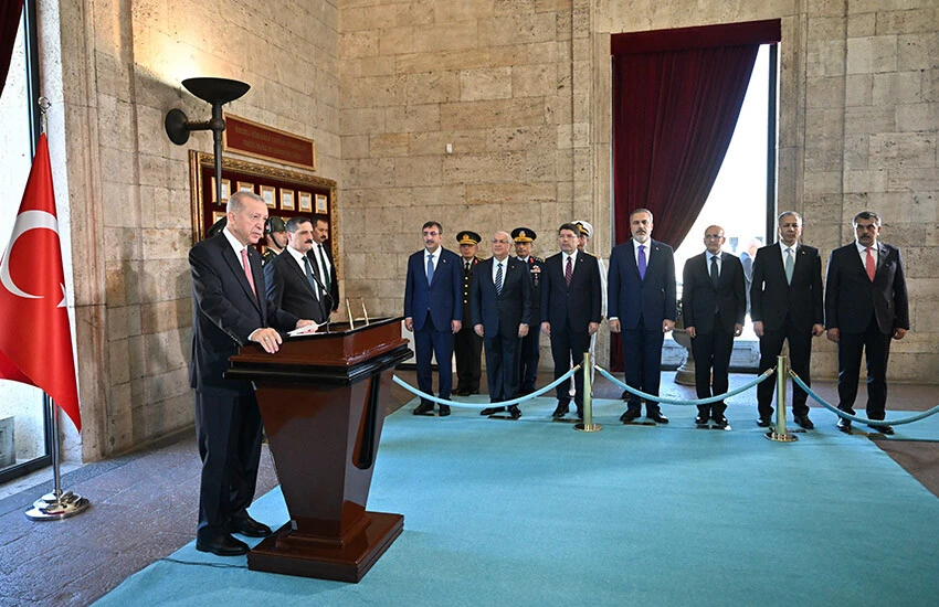 Cumhurbaşkanı Erdoğan'dan YAŞ üyeleriyle Anıtkabir'e ziyaret: Ordumuzun gücüne güç katacağız