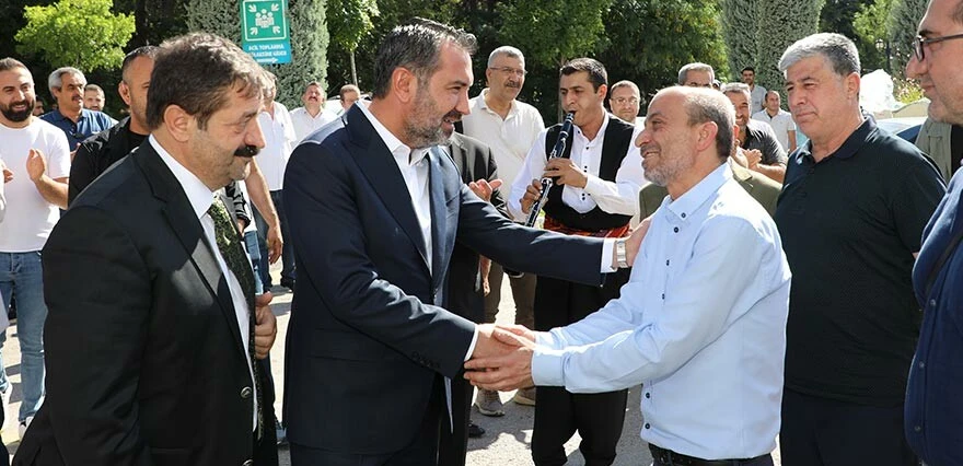 Elazığ Belediyesi'nden çalışanlara görülmemiş zam! En düşük maaş 20 bini aştı, Başkan kapıda çiçekle, davulla karşılandı