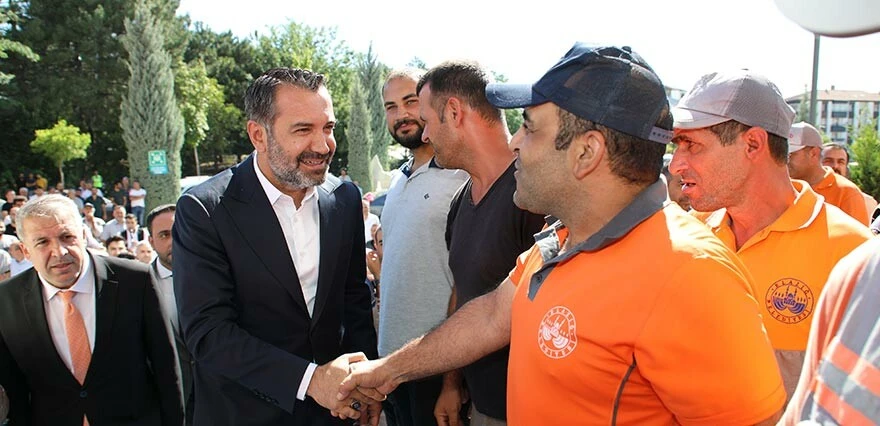 Elazığ Belediyesi'nden çalışanlara görülmemiş zam! En düşük maaş 20 bini aştı, Başkan kapıda çiçekle, davulla karşılandı