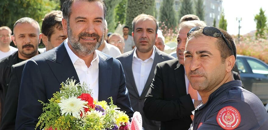 Elazığ Belediyesi'nden çalışanlara görülmemiş zam! En düşük maaş 20 bini aştı, Başkan kapıda çiçekle, davulla karşılandı