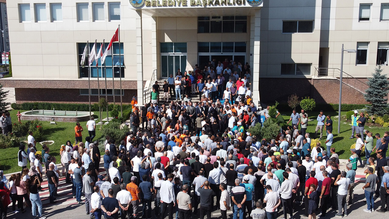 Elazığ Belediyesi&#039;nden çalışanlara görülmemiş zam! En düşük maaş 20 bini aştı, Başkan kapıda çiçekle, davulla karşılandı