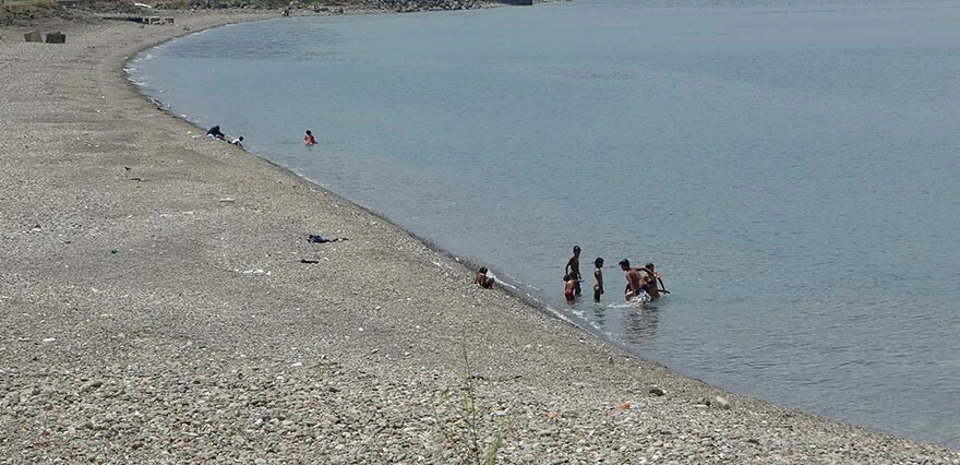 Denizden çıkan hastaneye koşuyor! Vakalar arttı durum kritik... Uzmanlar 'o plajlara gitmeyin' diye uyardı