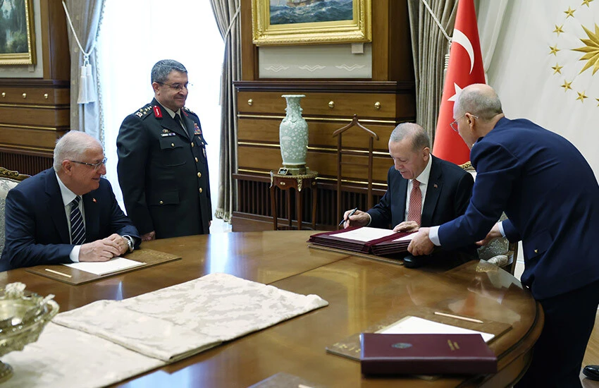 Cumhurbaşkanı Erdoğan'ın YAŞ kararlarını imzaladığı kalem dikkat çekti! İşte fiyatı...