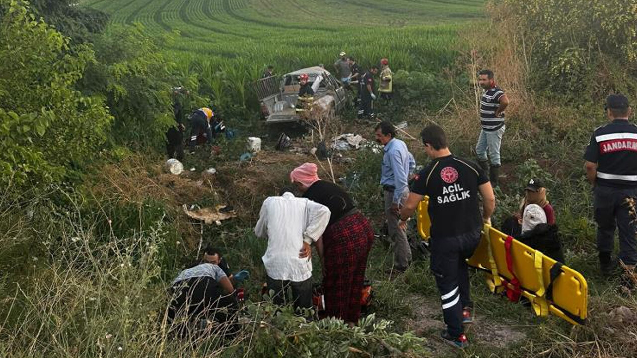 Bursa&#039;da feci kaza! Tarım işçilerini taşıyan kamyonet tarlaya uçtu: 3 ölü, 11 yaralı