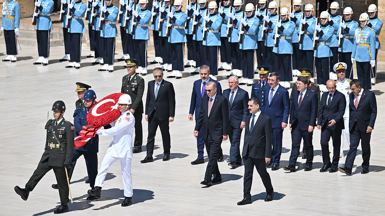 Cumhurbaşkanı Erdoğan&#039;dan YAŞ üyeleriyle Anıtkabir&#039;e ziyaret: Ordumuzun gücüne güç katacağız