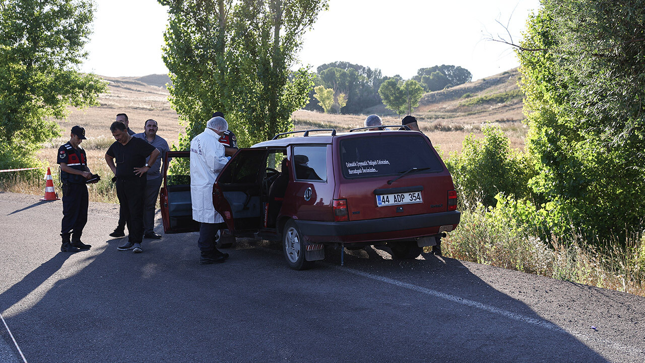 Sivas&#039;ta korkunç olay! Otomobilden kadın ve erkek cesedi çıktı, kamyon arkası yazısı dikkat çekti