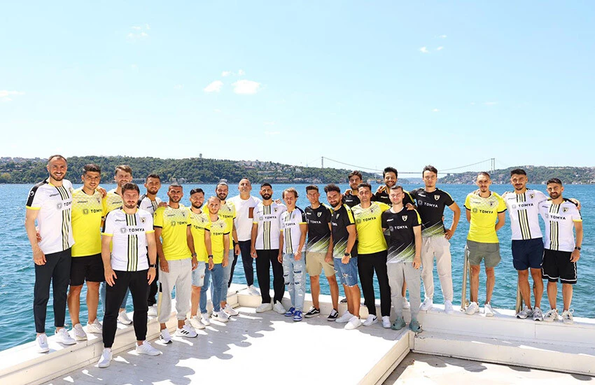 Muşsspor transferi şova dönüştürdü: Teknik direktör ve 21 oyuncuyla sözleşme imzalandı