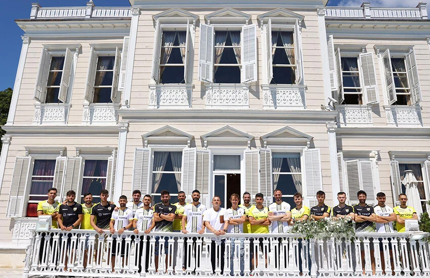 Muşsspor transferi şova dönüştürdü: Teknik direktör ve 21 oyuncuyla sözleşme imzalandı