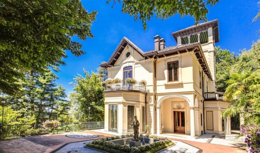 Fotoğraf uğruna tarihi heykeli parçalarına ayırdılar! O anlar kameralara böyle yansıdı