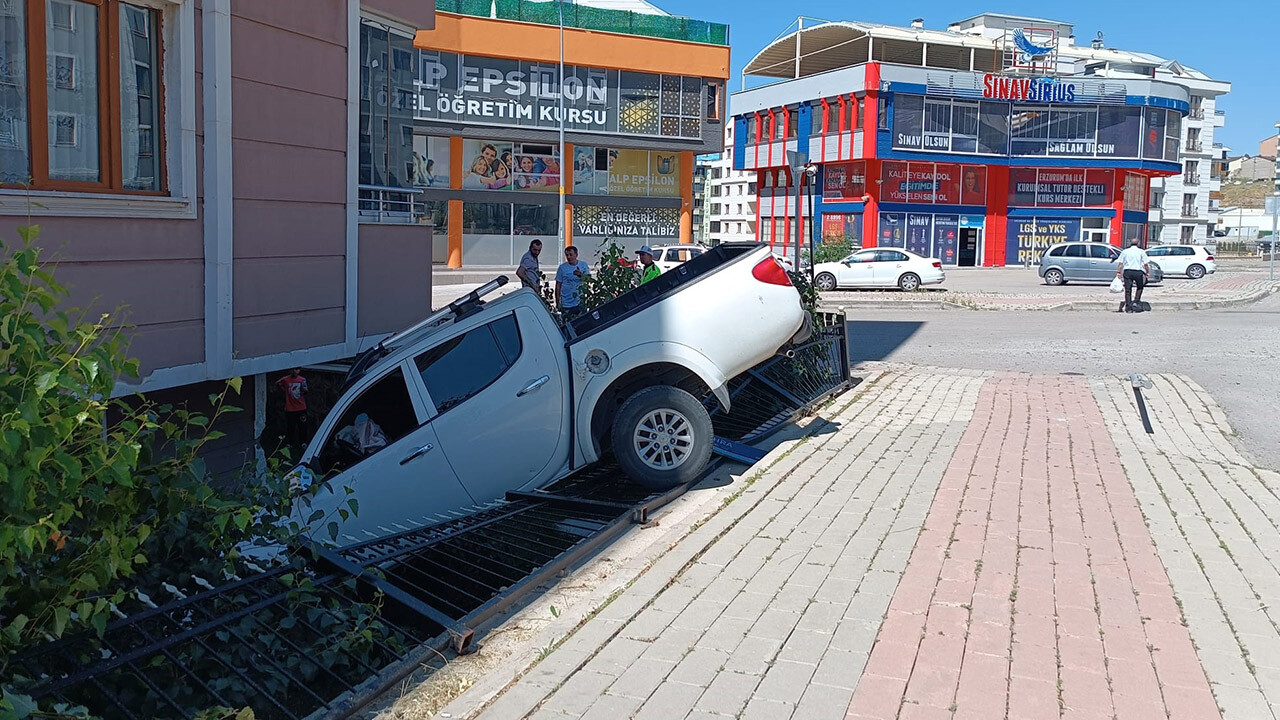 Önce bir araca çarptı, sonra hızını alamayıp evin bahçesine uçtu