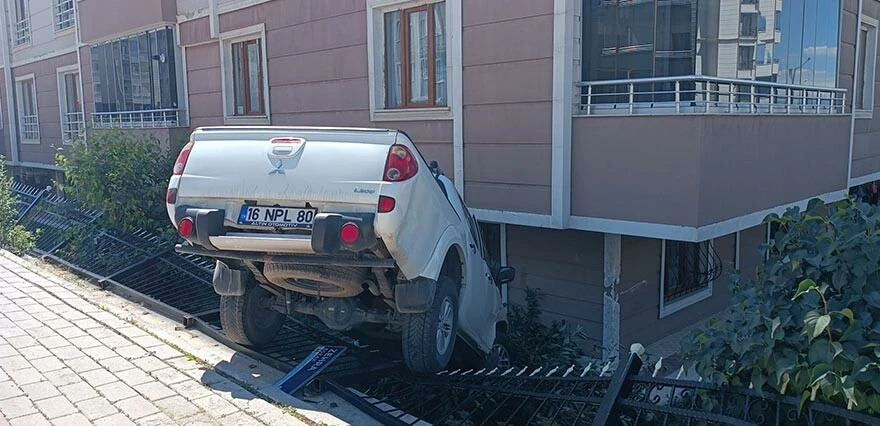 Önce bir araca çarptı, sonra hızını alamayıp evin bahçesine uçtu