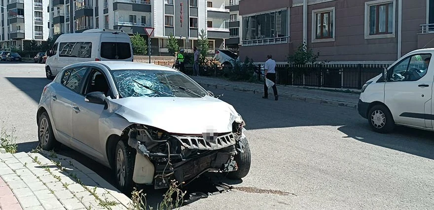 Önce bir araca çarptı, sonra hızını alamayıp evin bahçesine uçtu