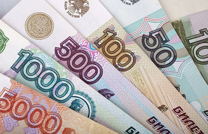 Rusya'da Mart 2022'den beri ilk! Ruble kritik seviyeyi aştı
