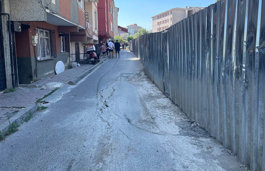 Faciadan dönüldü! Sarıyer'de inşaat çalışması sırasında yol çöktü