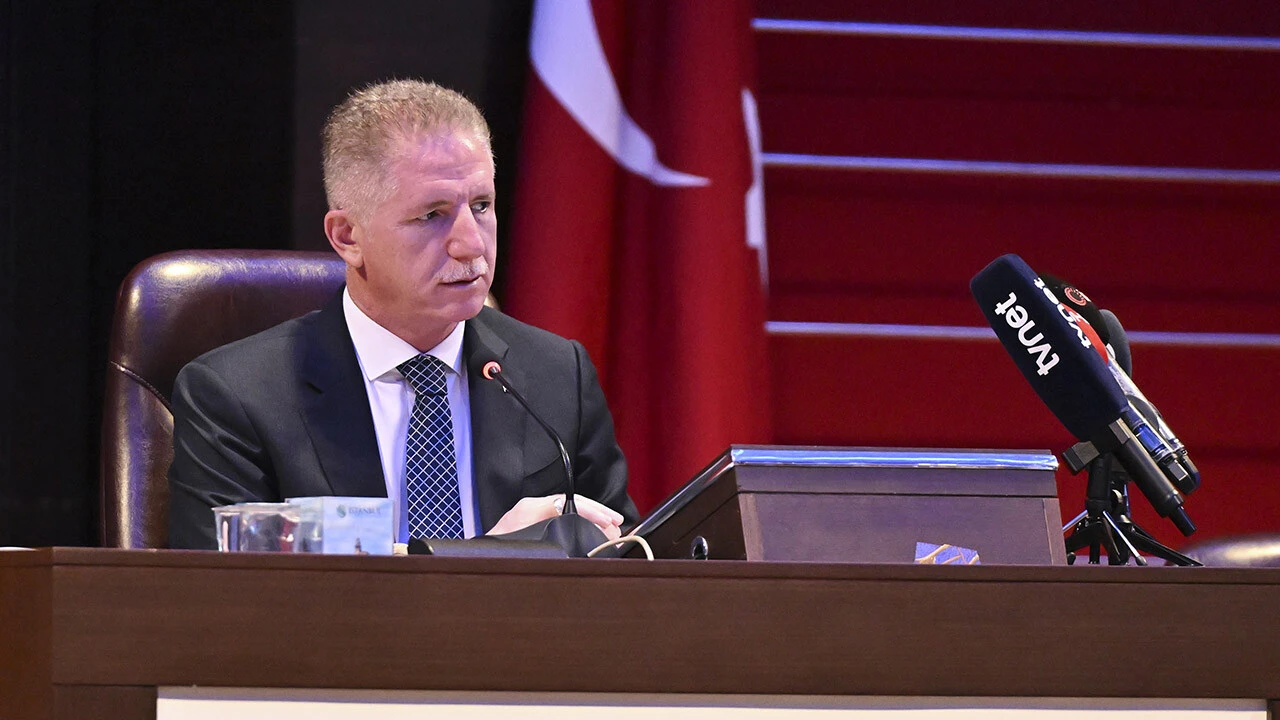 İstanbul Valisi Davut Gül düzensiz göçmenlerle ilgili net konuştu: Gözlerinin yaşına bakmayacağız