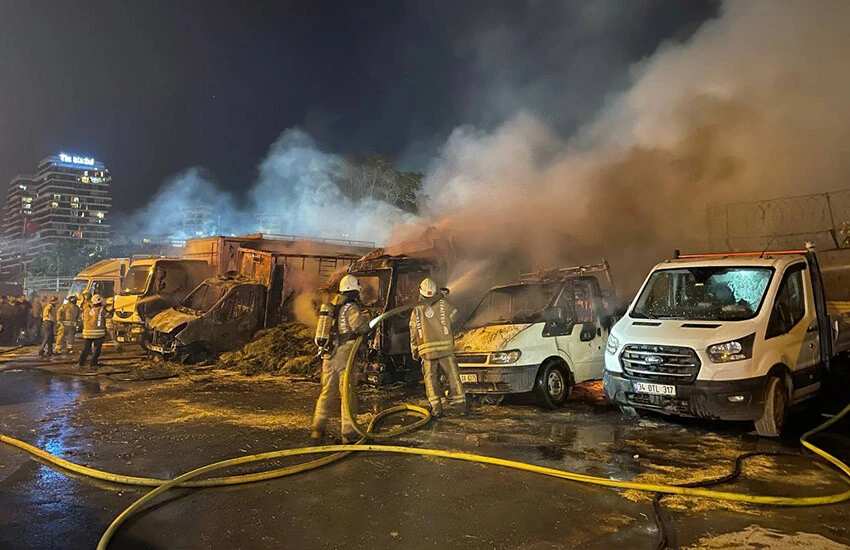 Veliefendi Hipodromu önündeki araçlarda yangın çıktı.
