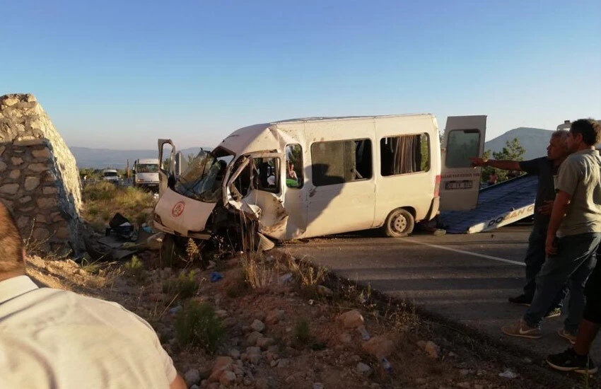 Mersin'de işçileri taşıyan minibüs kaza yaptı. 1 kişi öldü, 13 kişi yaralandı.