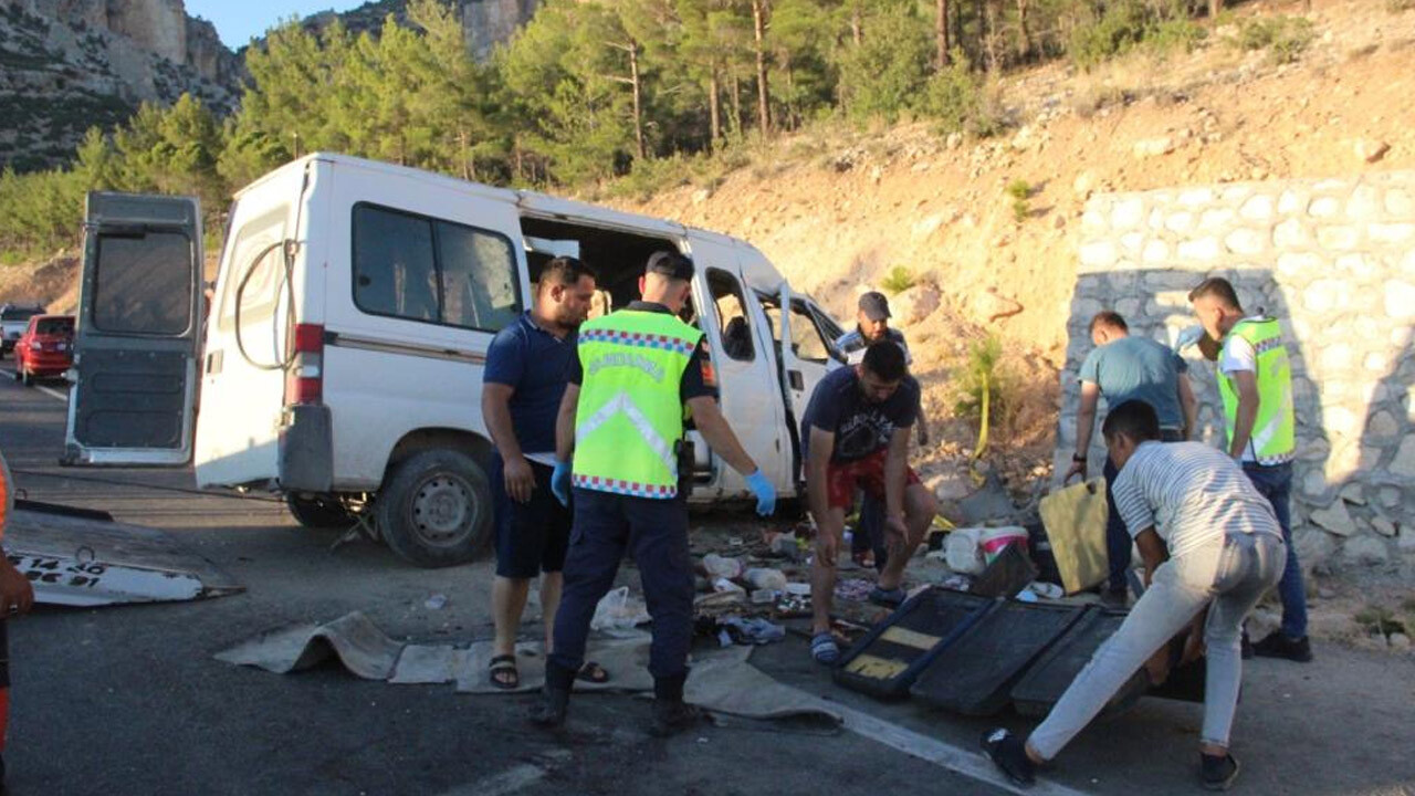 Mersin&#039;de feci kaza! İşçileri taşıyan minibüsün freni patladı: 1 ölü, 13 yaralı