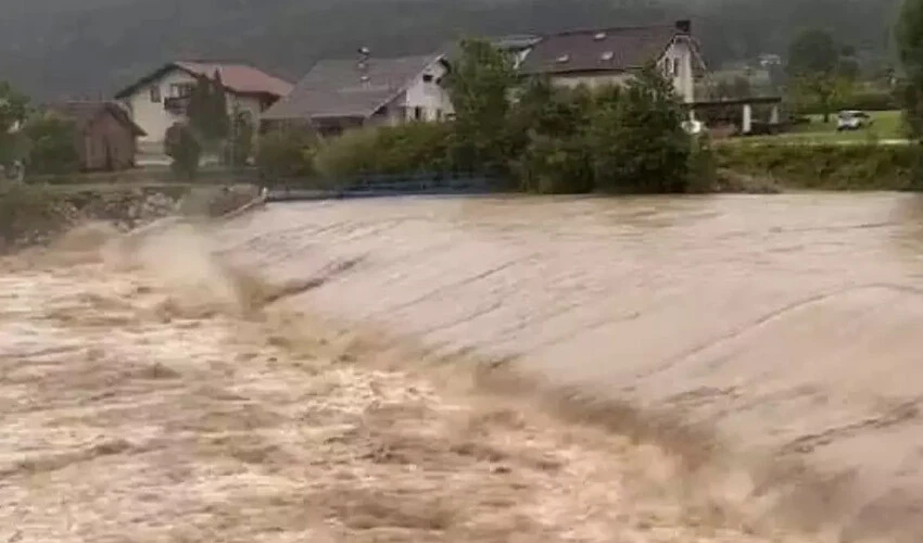 Saatlerce durmadan yağan yağmur seli beraberinde getirdi: Slovenya'da 3 kişi öldü