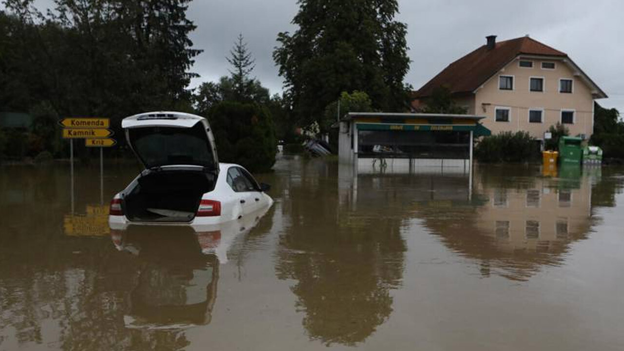 Saatlerce durmadan yağan yağmur seli beraberinde getirdi: Slovenya&#039;da 3 kişi öldü