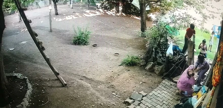 Böyle insanlık olmaz olsun! 74 yaşındaki kadına taş ve sopalarla saldırdılar