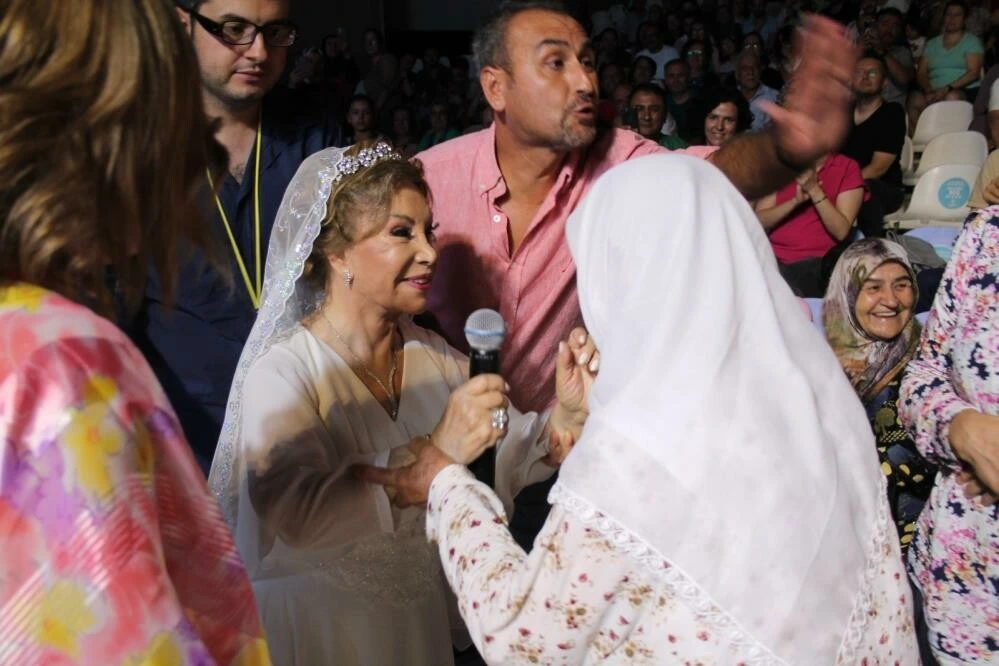 81 yaşındaki estetik yaptıran Bedia Akartürk, yeni imajıyla ilk konserini verdi!