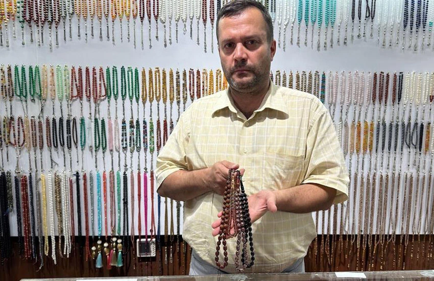 Tespih satıcısı Adil Dağ, taleplere yetişemediklerini söyledi.